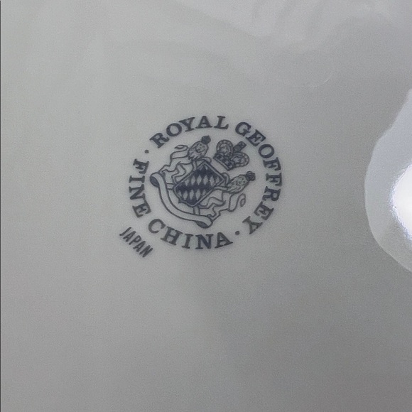 Chic White and Gold Bow Tea Set - Picture 4 of 8